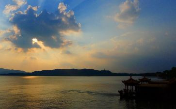 ?{州西湖作文优质6篇